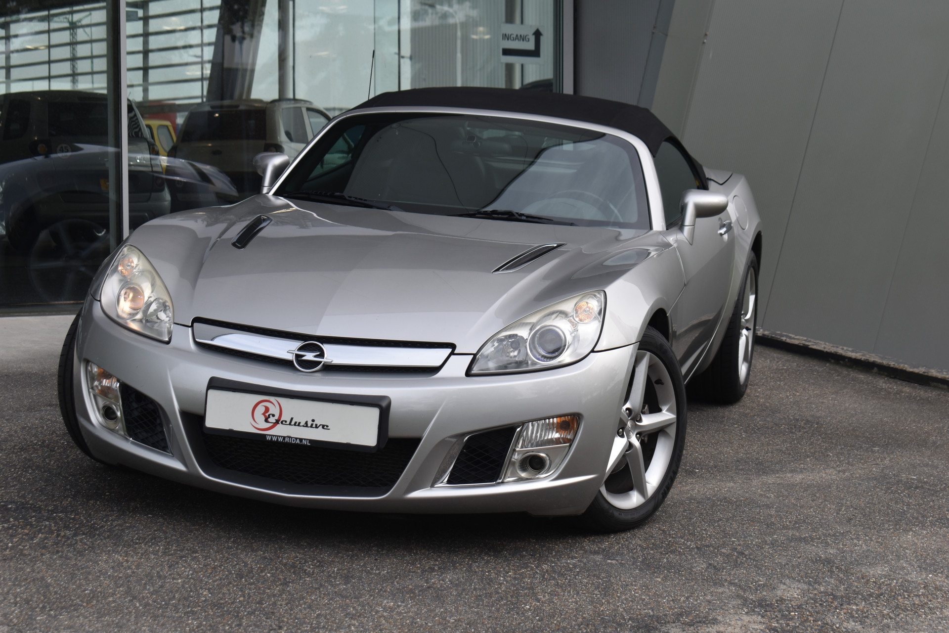 29905795-2.jpg