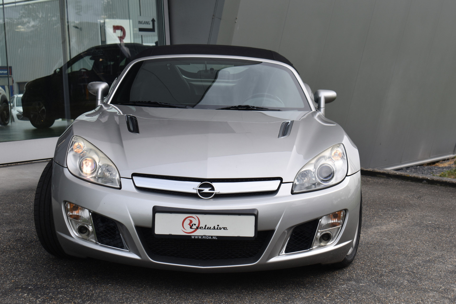 29905795-3.jpg