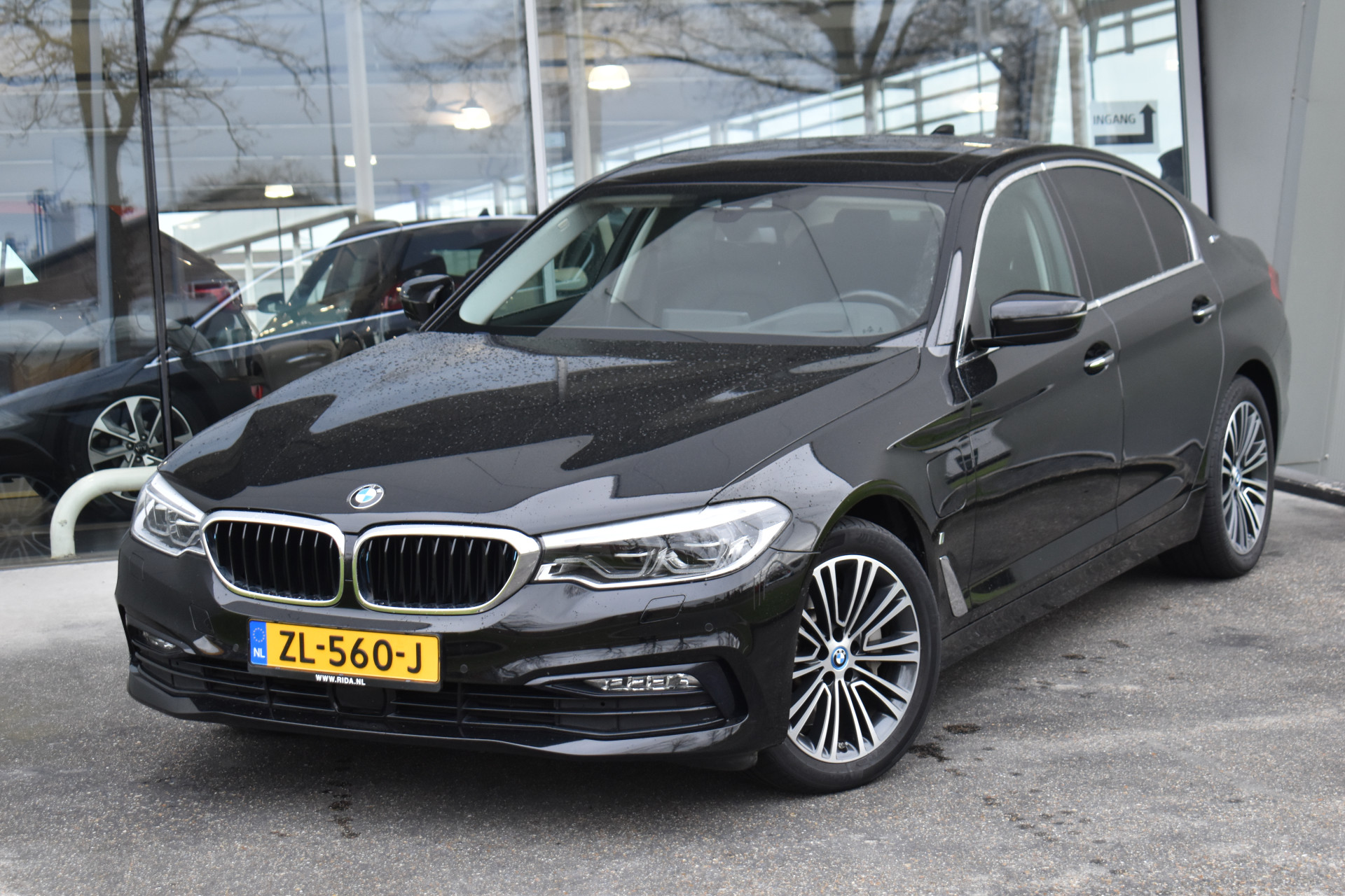 33209128-2.jpg