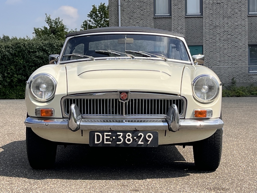 43915272-2.jpg