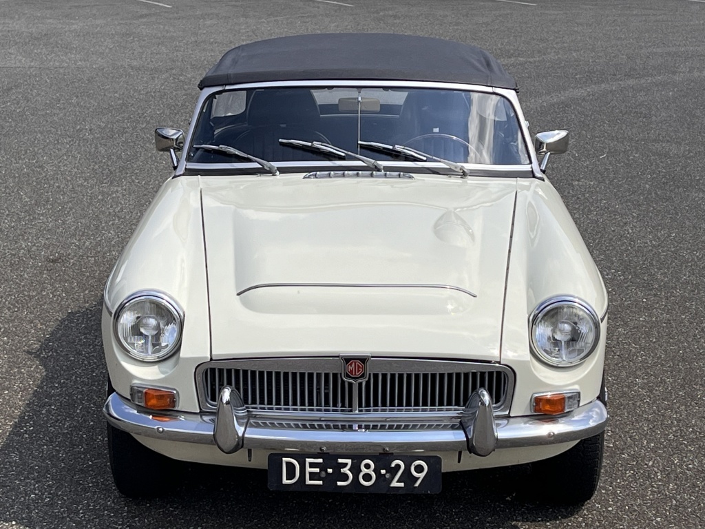 43915272-3.jpg