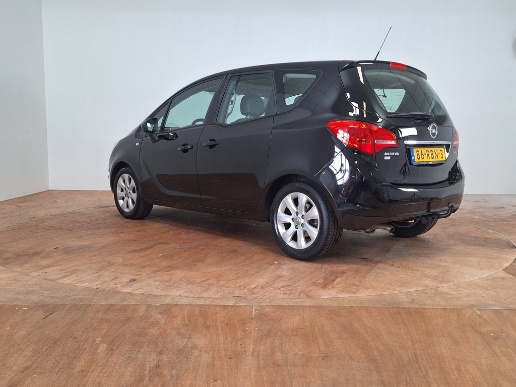 53344840-2.jpg